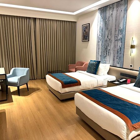 Ramada By Wyndham Jalandhar City Center Exteriör bild