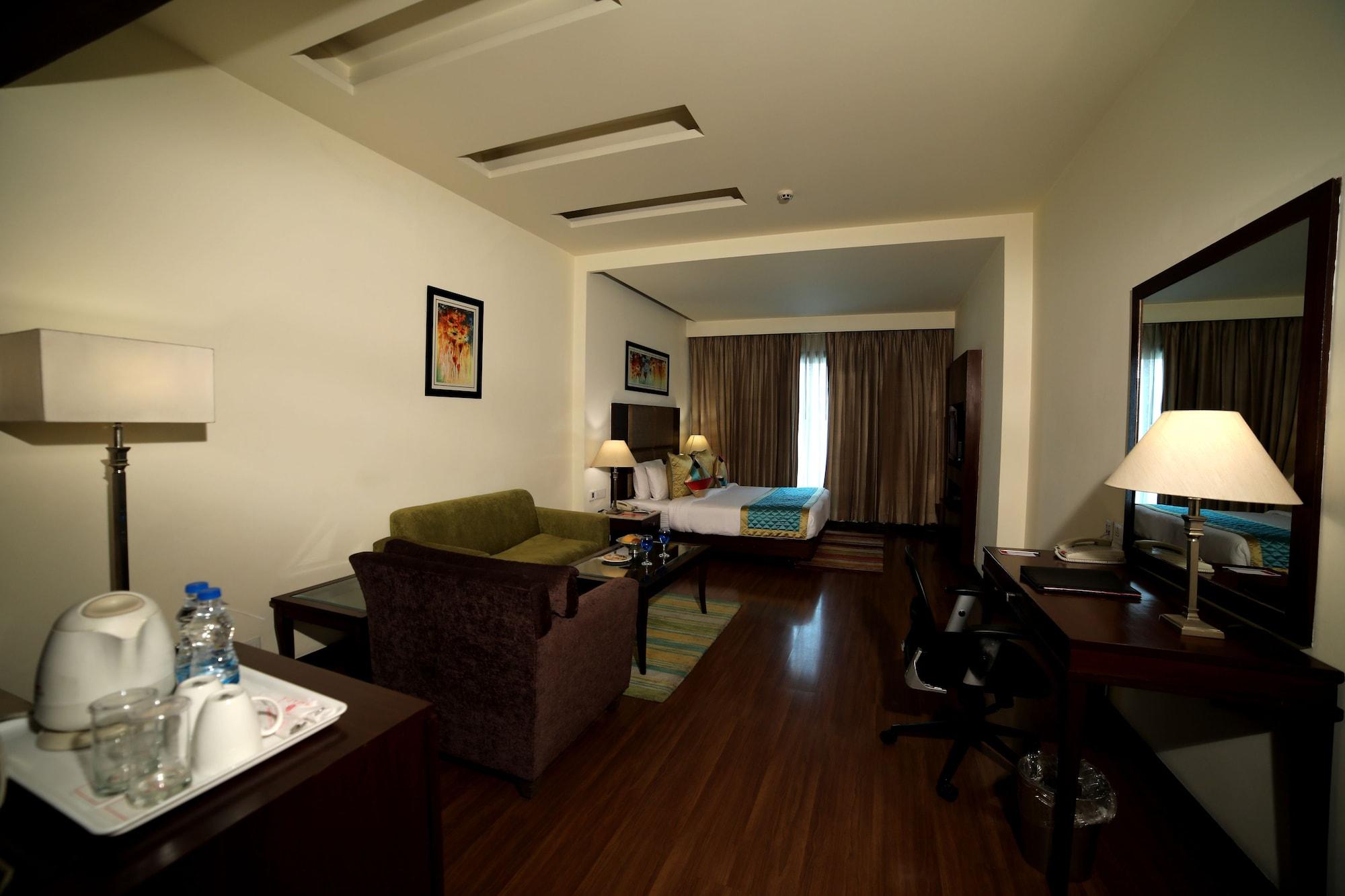 Ramada By Wyndham Jalandhar City Center Exteriör bild