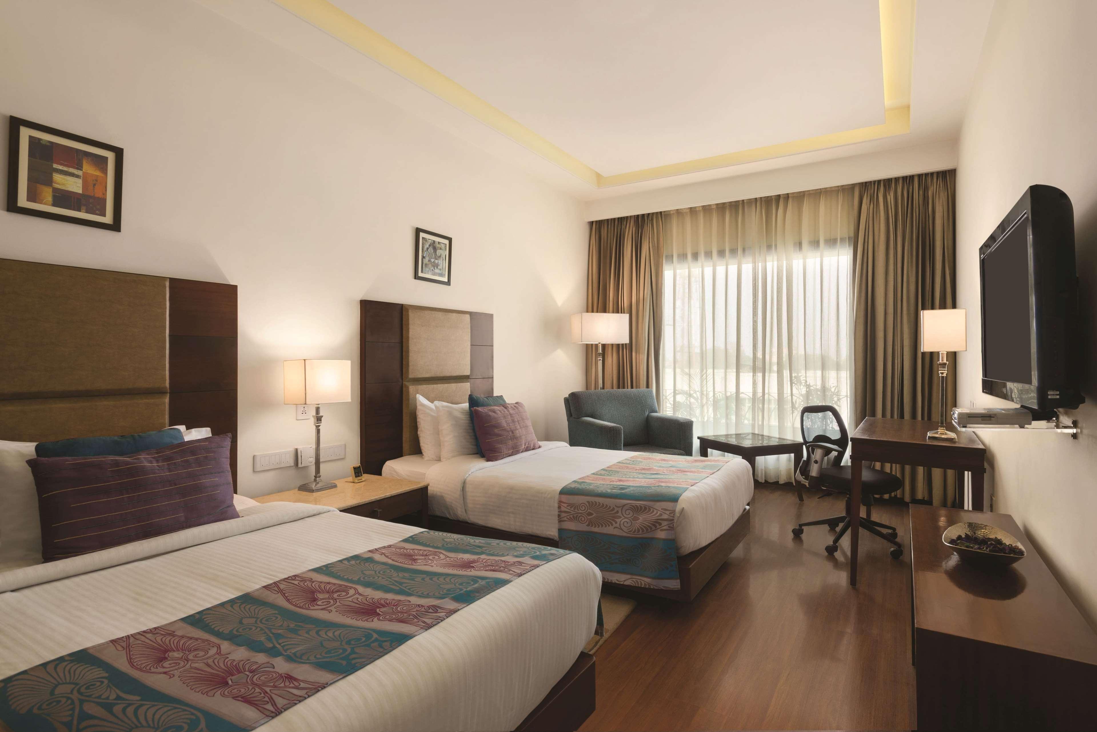Ramada By Wyndham Jalandhar City Center Exteriör bild
