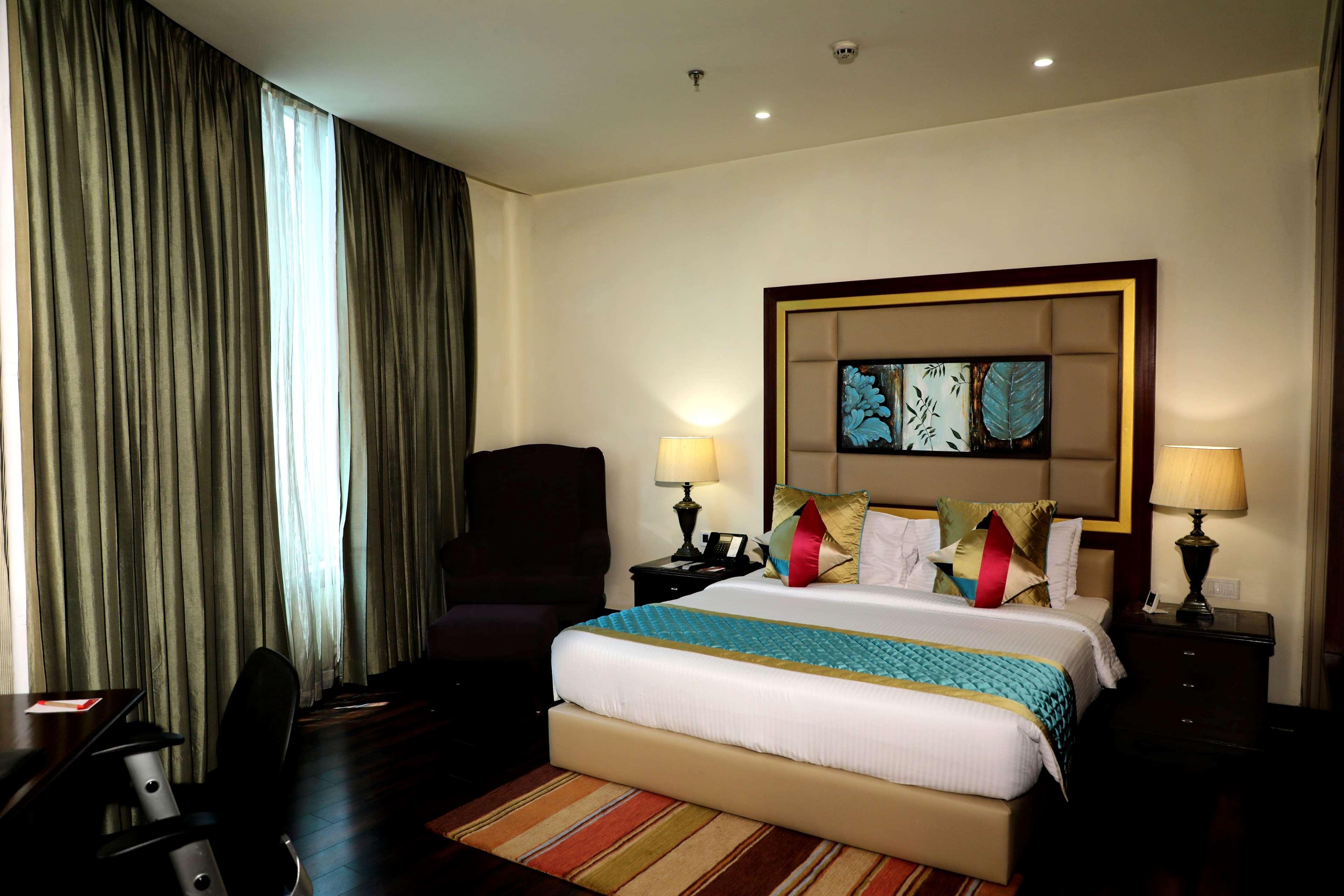 Ramada By Wyndham Jalandhar City Center Exteriör bild