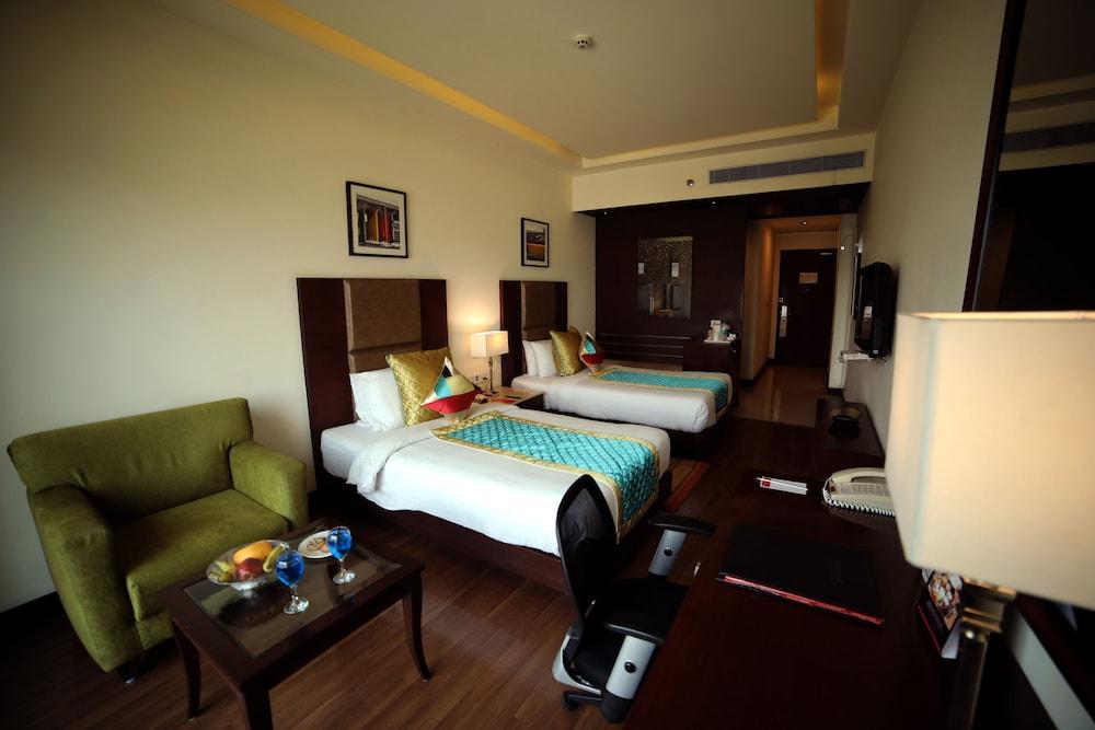 Ramada By Wyndham Jalandhar City Center Exteriör bild