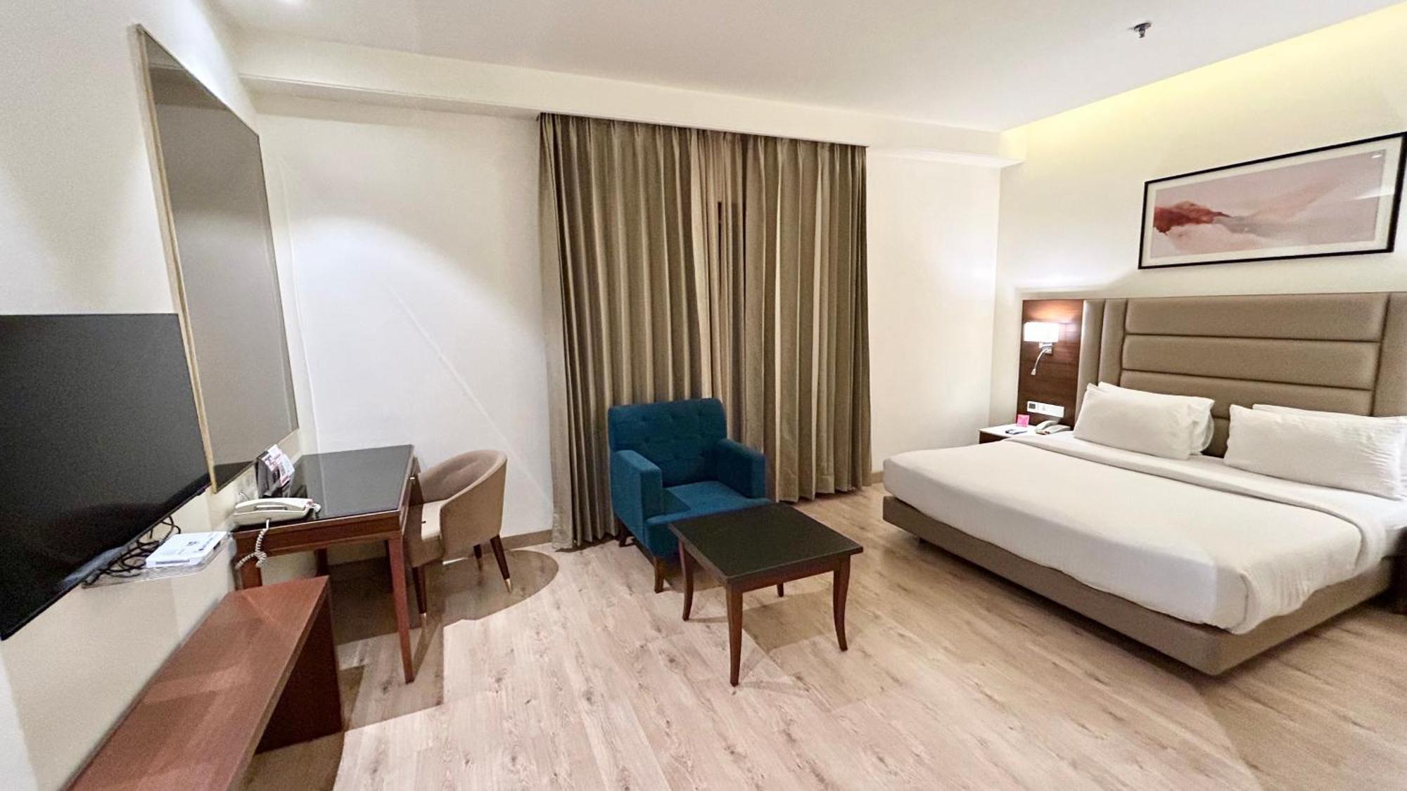 Ramada By Wyndham Jalandhar City Center Exteriör bild