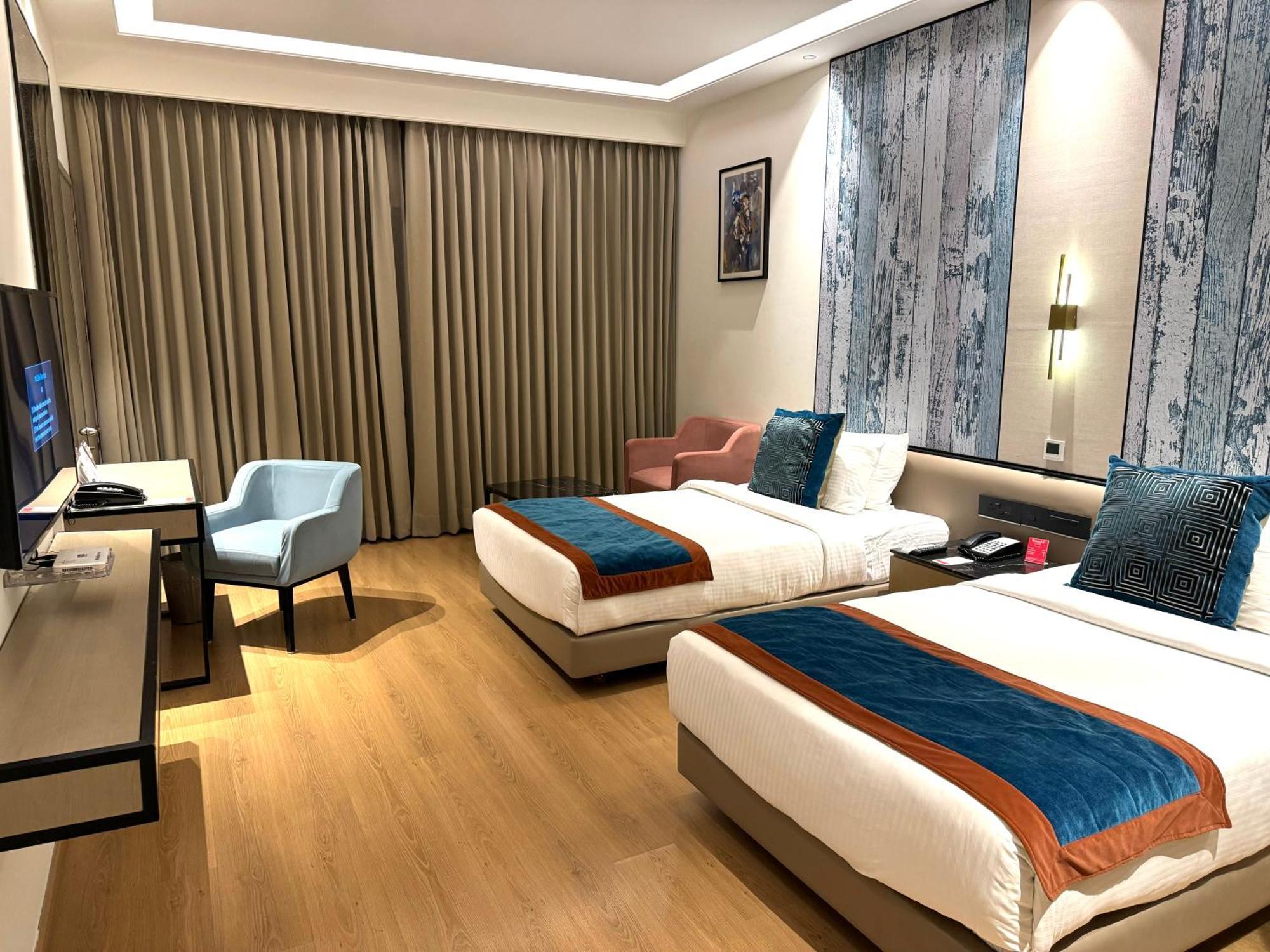 Ramada By Wyndham Jalandhar City Center Exteriör bild