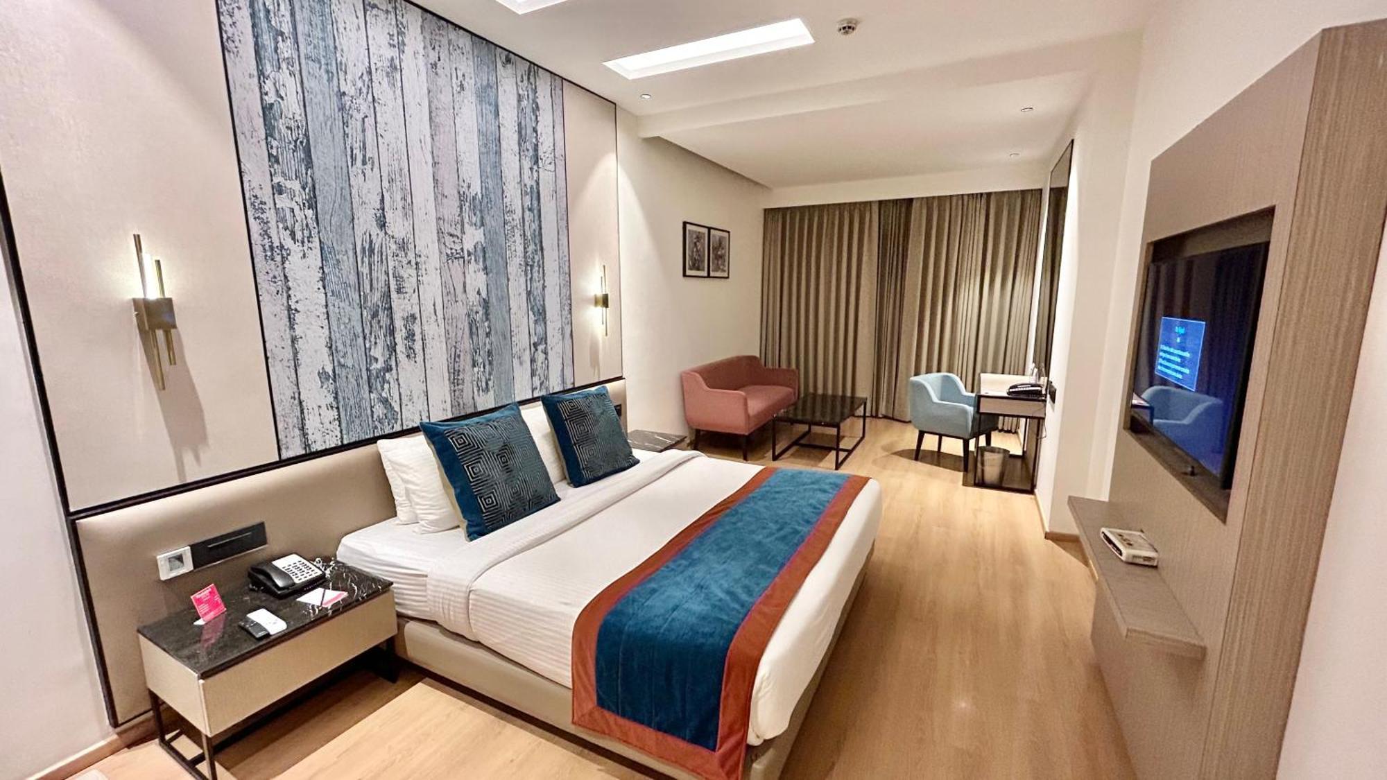 Ramada By Wyndham Jalandhar City Center Exteriör bild