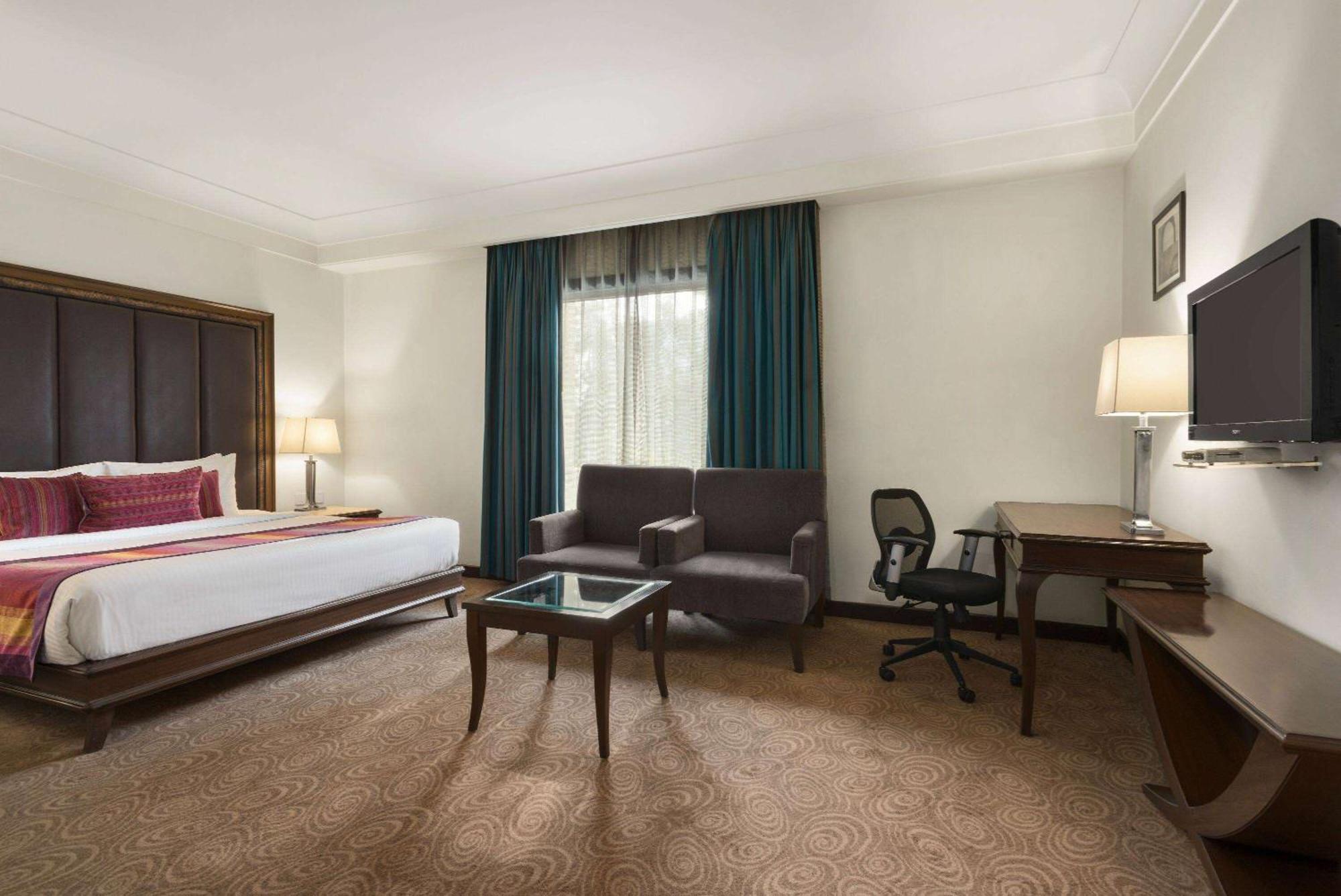 Ramada By Wyndham Jalandhar City Center Exteriör bild