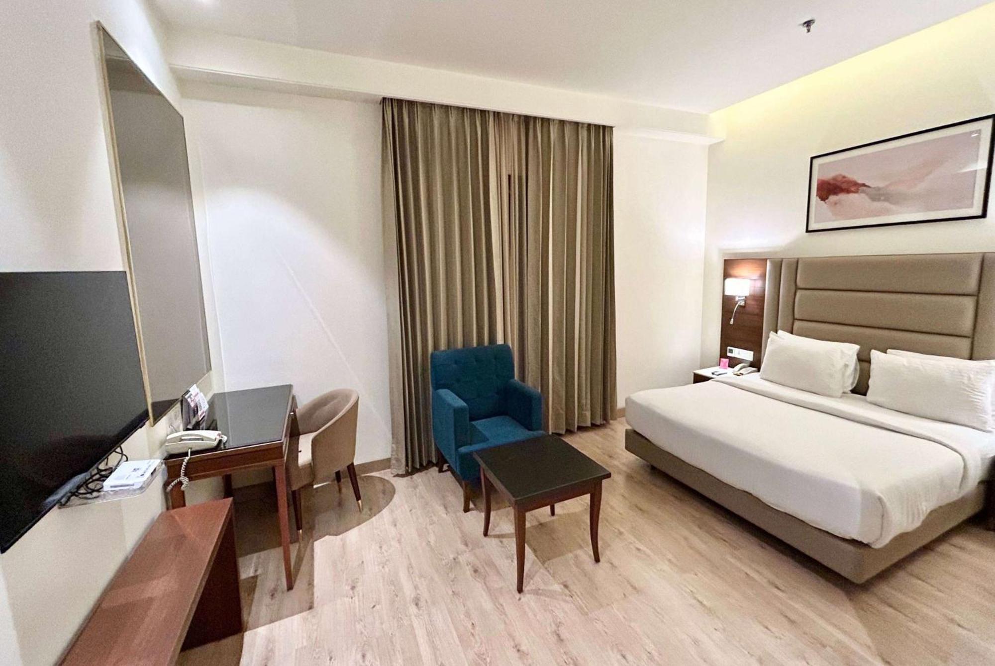 Ramada By Wyndham Jalandhar City Center Exteriör bild
