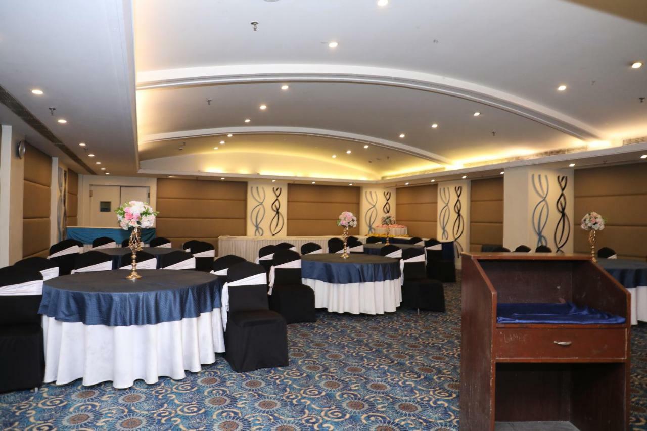 Ramada By Wyndham Jalandhar City Center Exteriör bild